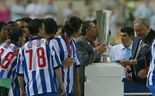 Mourinho e jogadores do FC Porto celebram a conquista da Taça UEFA em Sevilha, frente ao Celtic.