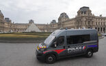 Transferência de joias do Louvre para o Banco de França, escoltada pela polícia