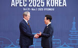 O Presidente sul-coreano, Lee Jae Myung, recebe o secretário do Tesouro dos EUa, Scott Bessent, na cimeira da APEC.