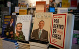 A luta política também chega às livrarias