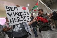 Ativistas recebidos em Lisboa após detenção em Israel com cartazes de boas vindas