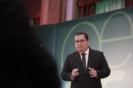 O ministro Miranda Sarmento na conferência de apresentação do OE2026