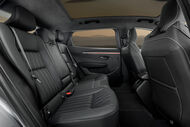 Interior do novo Mitsubishi Eclipse Cross elétrico, com bancos em couro e design moderno