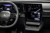 Interior do novo Mitsubishi Eclipse Cross elétrico com autonomia superior a 600 km