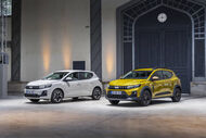 Dois carros Dacia Sandero em frente a um edifício industrial
