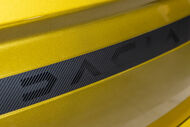 Detalhe do logótipo Dacia em veículo amarelo