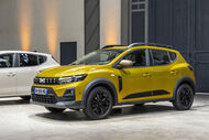 Carro amarelo novo em exposição