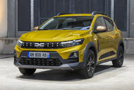 Um Dacia Sandero Stepway amarelo está estacionado num estúdio
