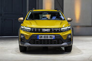 Dacia Duster amarelo com matrícula francesa AM-808-MA
