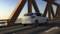 Um Dacia Sandero branco numa ponte ao pôr do sol