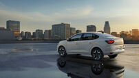 Novo Dacia Logan fotografado com um cenário urbano ao fundo