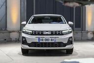 Um automóvel Dacia branco é captado numa imagem frontal