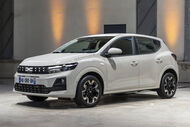 Um carro branco da Dacia estacionado