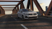 Um carro branco da Dacia numa ponte