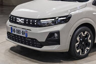 Detalhe da frente de um carro Dacia branco