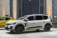 Um carro Dacia Jogger Hybrid 2023 num evento