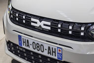 Novo Dacia com matrícula francesa em destaque
