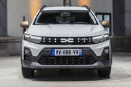 Visão frontal de um Dacia Sandero Stepway branco com matrícula francesa