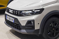 Frente de um automóvel com faróis LED e grelha proeminente