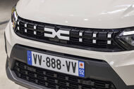 Novo Dacia exibe grelha frontal redesenhada e matrícula francesa