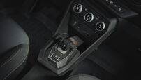 Detalhe do interior de carro com foco na consola central