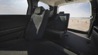 Interior de carro virado para a praia, com bancos dobrados