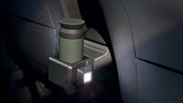 Suporte para copo com lanterna num carro