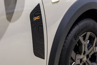 Detalhe do design do novo veículo Dacia