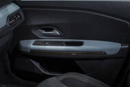 Detalhe da porta interior de um carro com acabamento em azul e preto