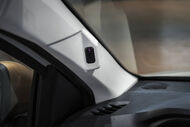 Interior de um carro com sensor num pilar
