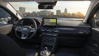 Interior do carro exibe um ecrã de navegação e controlos de áudio