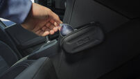 Óculos de sol guardados numa bolsa dentro do carro