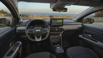 Interior de um carro com volante, painel e ecrã de navegação