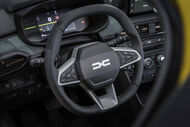 Volante de um veículo com o logótipo da Dacia ao centro