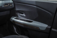 Detalhe da porta interior de um carro