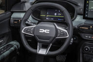 Volante e painel digital de um Dacia
