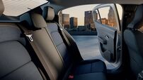 Interior de um carro com porta aberta e vista para a cidade