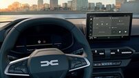 Painel de carro com sistema de navegação e controlos de áudio