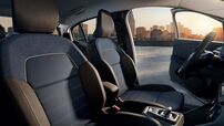 Interior de um carro com vista para a cidade
