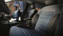 Interior de um carro com estofos em tons de azul e cinza