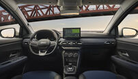 Interior do veículo com ecrã que mostra informações do carro