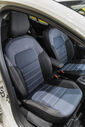 Interior do carro com bancos em tecido azul e cinza