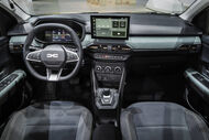 Interior de um veículo Dacia com painel moderno e ecrã tátil