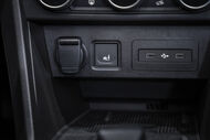 Detalhe das entradas USB e isqueiro de um carro