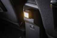 Luz interior e tomada USB num automóvel