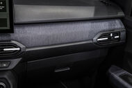 Detalhe do interior do carro com grelhas de ventilação e porta-luvas