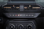 Interior de carro com controlos de climatização e segurança
