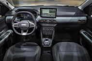 Interior do veículo com volante, painel e ecrã
