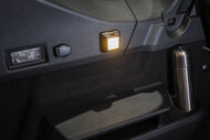 Luz ilumina o interior de um carro com uma garrafa térmica