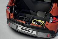 Dacia Spring: bagageira com cabos de carregamento